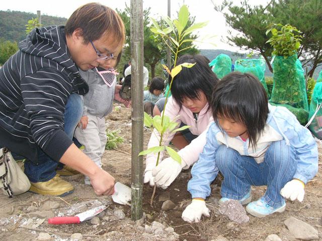 2010.10.31 噴火被災地への森づくり 10年間で10万本を達成
