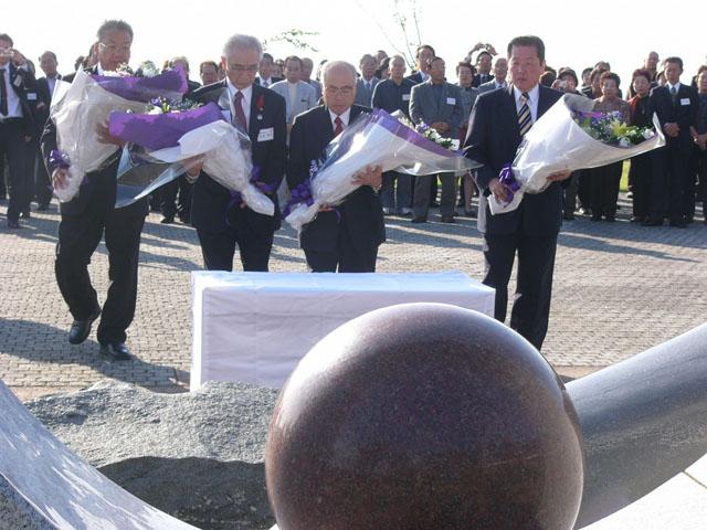 2010.10.20 兄弟都市の豊後高田訪問団 噴火災害犠牲者の追悼も