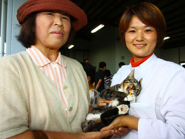 2010.09.26 三本足の「かつお君」 新たな飼い主の元へ