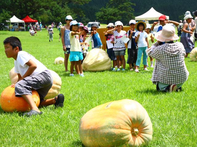 2010.08.26 ゴルフ場に大玉ごろり 避暑地で裸足遊び満喫