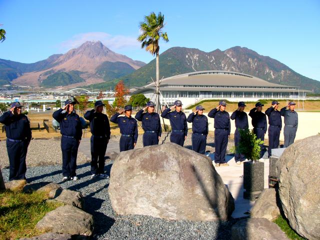 2010.11.18 噴火から20年を迎えた17日、消防殉難者追悼碑の前で決意をあらたにする島原市消防団