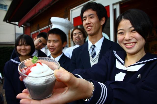 2010.12.12 島商生が開発した「ふげんプリン」