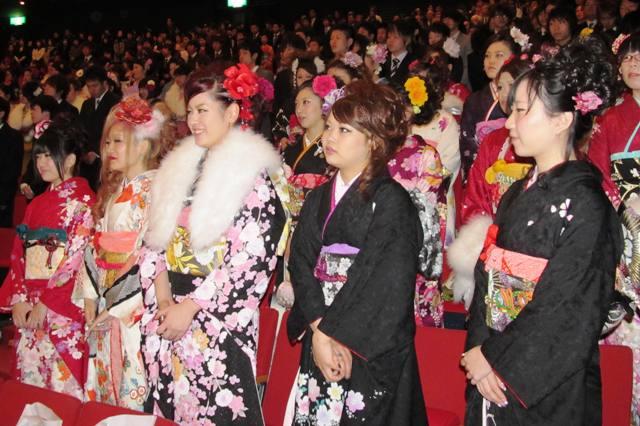 2011.01.12 島原市成人式にのぞむ若者たち