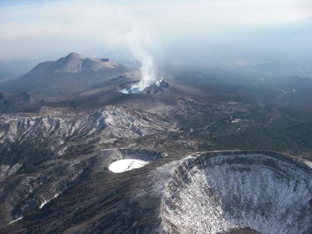 2011.02.05 噴火活動を続ける新燃岳。カボチャテレビの清水眞守専務撮影。