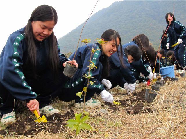 2011.02.11 卒業記念で被災地に苗木を植える高校３年生