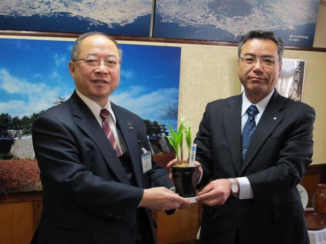 2011.02.17 九州電力島原営業所が島原市へスズランを寄贈