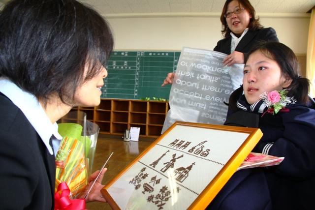 2011.03.17 15日の三会中卒業式で、手づくり作品を先生に手渡す梨緒さん