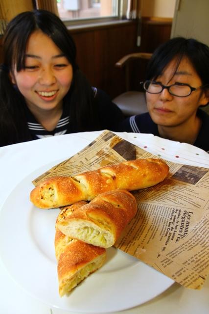 2011.04.09 島商生が提案の野菜パン「きゃべつフィーユ」