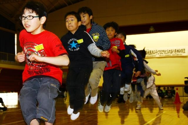 2011.12.27 福島県南相馬市の子どもと長縄跳びなどでふれあう