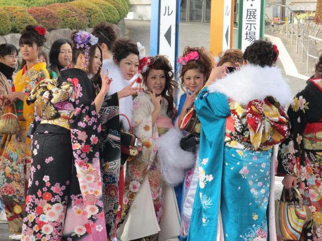 2012.01.11 島原市成人式で記念写真におさまる成人ら。