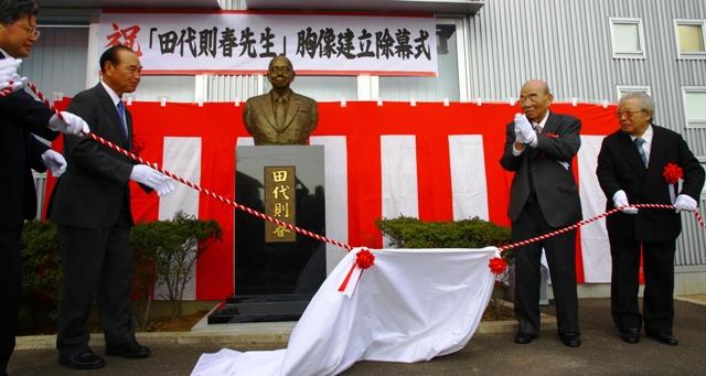 2012.01.24 島原市出身の田代弁護士の胸像が南島原市に