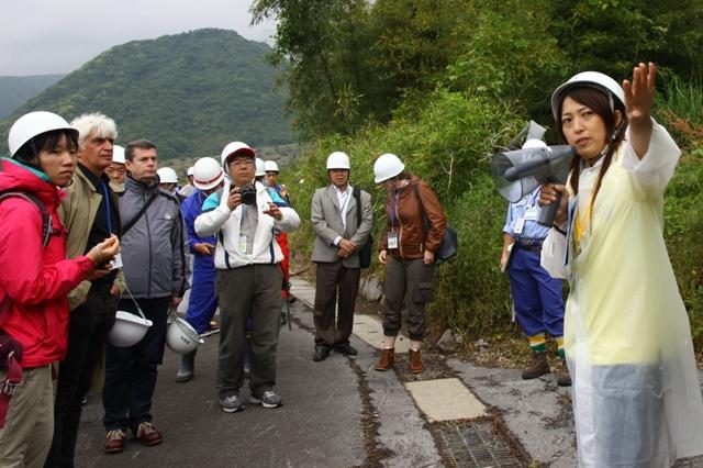 2012.05.15 ジオパーク国際ユネスコ会議の巡検で市民ボランティアが案内